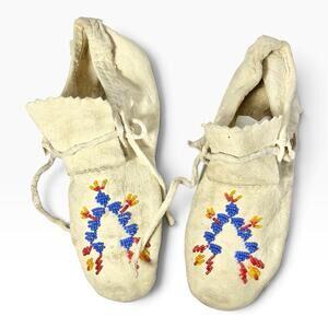 Vintage Handmade Native American Blue Red Beaded White Hide Moccasins Size 8.5
